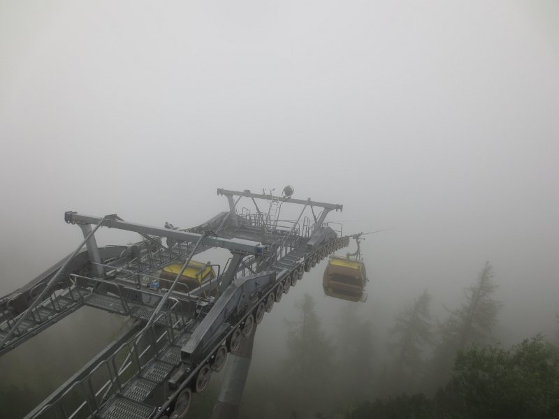 IMG_1467.JPG - Gondeln verschwinden im Nebel...